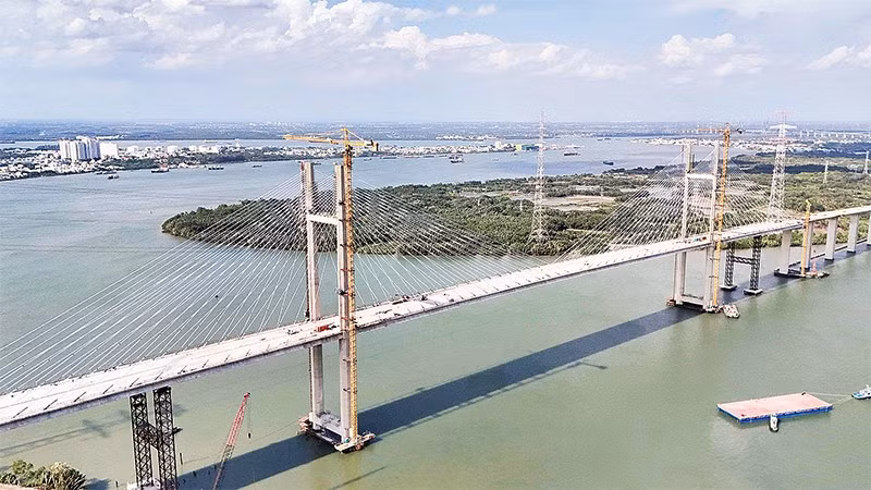 Cầu Bình Khánh bắc qua sông Soài Rạp (thuộc dự án đường cao tốc Bến Lức-Long Thành) đã hợp long vào cuối tháng 6/2025, đang được hoàn thiện và dự kiến được khánh thành vào tháng 9/2025. (Ảnh THẾ ANH)