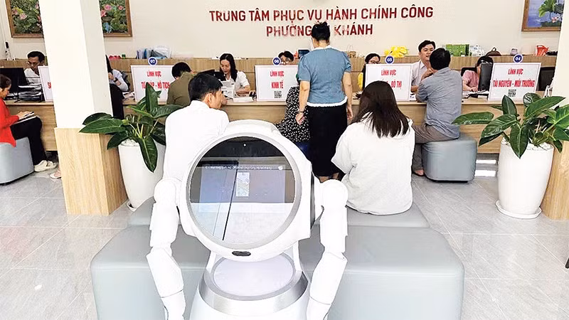 Phường An Khánh đã đưa hai robot vào hoạt động tại Trung tâm Phục vụ hành chính công để hỗ trợ cán bộ xử lý công việc.