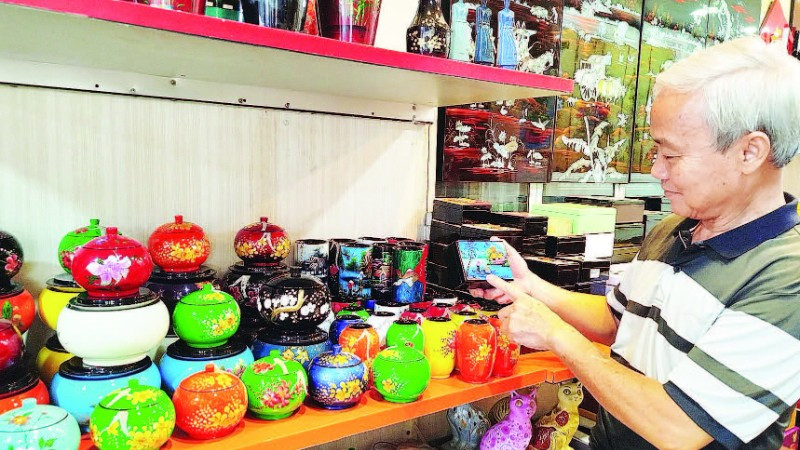 Sản phẩm sơn mài được sản xuất tại Công ty trách nhiệm hữu hạn một thành viên Sơn mài mỹ nghệ Tư Bốn.