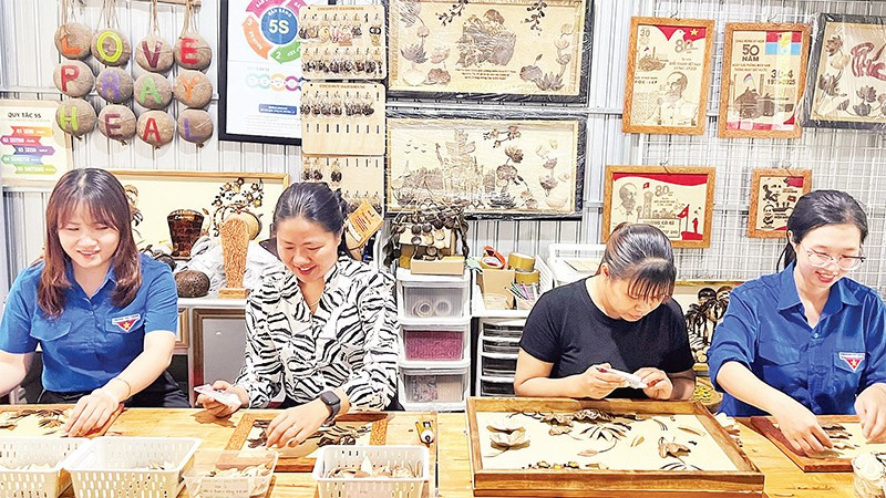 Mô hình khởi nghiệp làm trang sức bằng gáo dừa của chị Nguyễn Băng Nhi đã giải quyết việc làm cho nhiều lao động nông thôn.