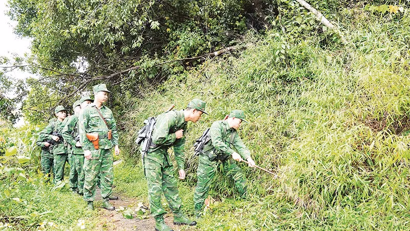Cán bộ, chiến sĩ Đồn Biên phòng Cửa khẩu quốc tế Hữu Nghị tuần tra, kiểm soát dọc biên giới.