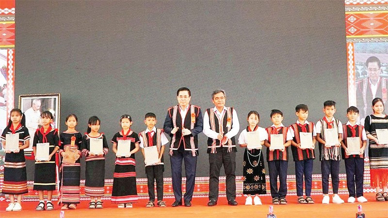 Lãnh đạo tỉnh Quảng Ngãi tặng quà cho học sinh nghèo xã biên giới Bờ Y.