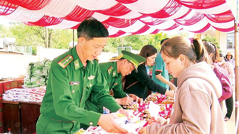 Nhiều nhu yếu phẩm cần thiết cho cuộc sống hằng ngày được lực lượng Bộ đội Biên phòng trao tặng người dân.