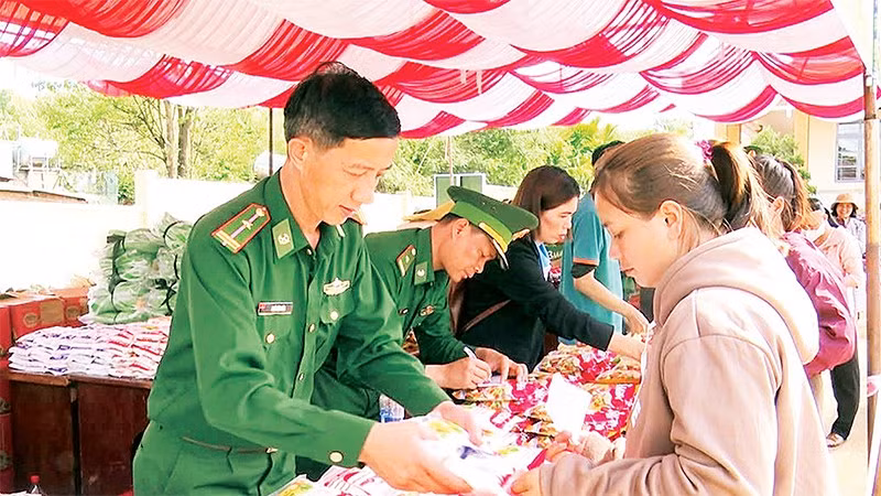 Nhiều nhu yếu phẩm cần thiết cho cuộc sống hằng ngày được lực lượng Bộ đội Biên phòng trao tặng người dân.