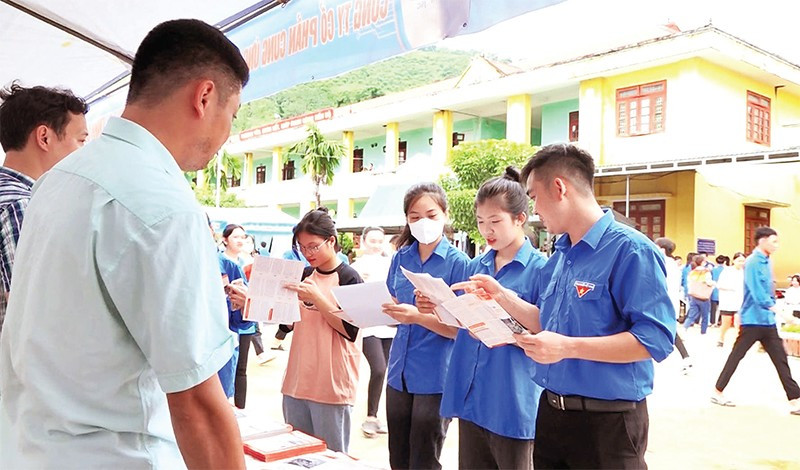 Tỉnh Tuyên Quang thường xuyên tổ chức các phiên giao dịch việc làm, hỗ trợ tư vấn cho người lao động có nhu cầu đi làm việc theo hợp đồng.