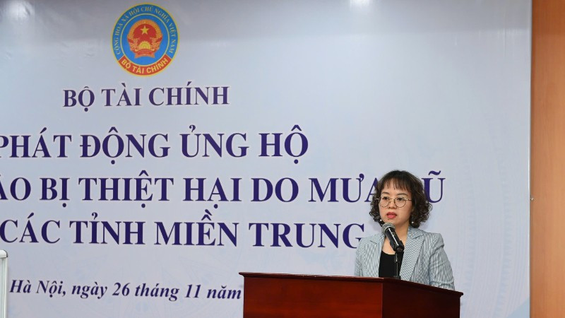 Phó Chánh Văn phòng Bộ Tài chính Lê Thị Hạnh phát biểu tại Lễ phát động ủng hộ đồng bào miền trung, Tây Nguyên.