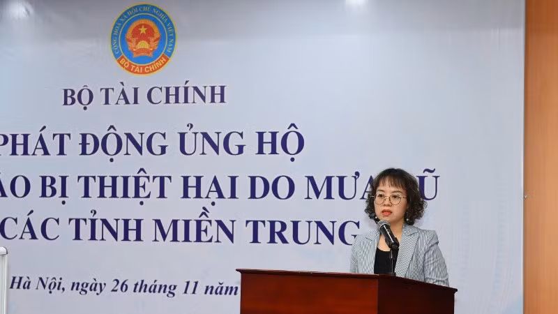 Phó Chánh Văn phòng Bộ Tài chính Lê Thị Hạnh phát biểu tại Lễ phát động ủng hộ đồng bào miền trung, Tây Nguyên.