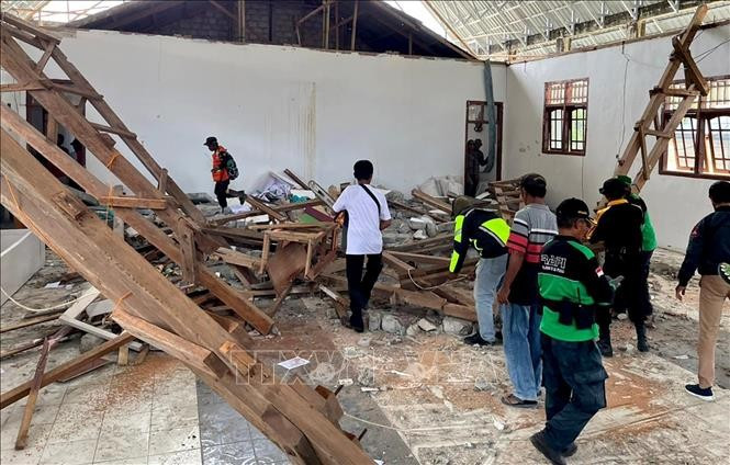 Ngôi nhà bị hư hại sau trận động đất tại Poso, Trung Sulawesi, Indonesia, ngày 17/8/2025. (Ảnh: THX/TTXVN)