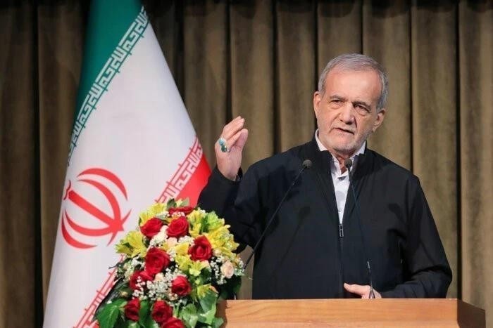 Tổng thống Iran Masoud Pezeshkian phát biểu tại Tehran. (Ảnh: TTXVN)