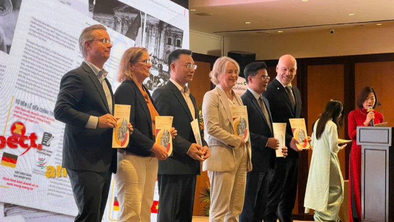 Lễ trao sách quan hệ Việt Nam-Đức nhân kỷ niệm 50 năm thiết lập quan hệ ngoại giao giữa hai quốc gia.