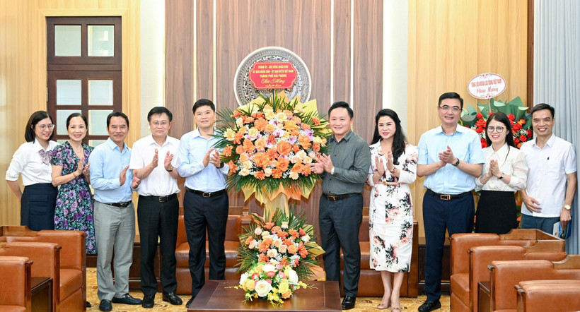 Ủy ban nhân dân thành phố Hải Phòng đến thăm và chúc mừng Báo Nhân Dân. (Ảnh: THẾ ĐẠI)