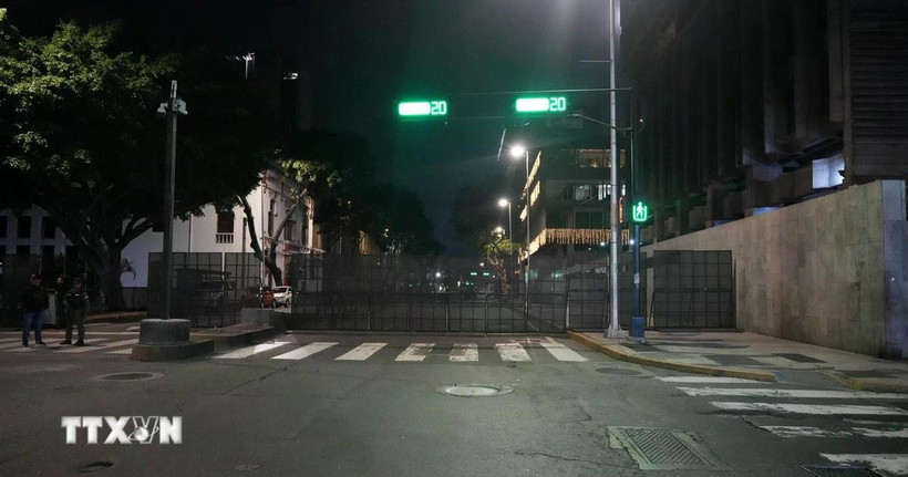 An ninh được tăng cường tại khu vực gần Dinh Tổng thống Venezuela ở Thủ đô Caracas, ngày 3/1/2026. (Ảnh: THX/TTXVN)