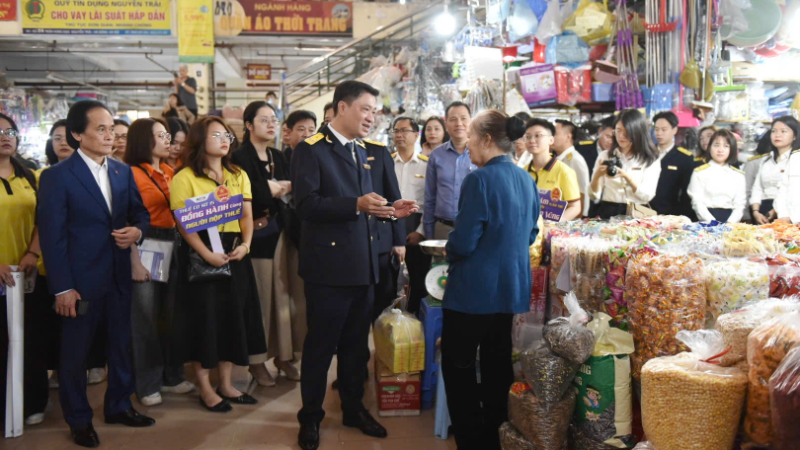 Đại diện Thuế Hà Nội đến các cơ sở kinh doanh để hỗ trợ người nộp thuế.