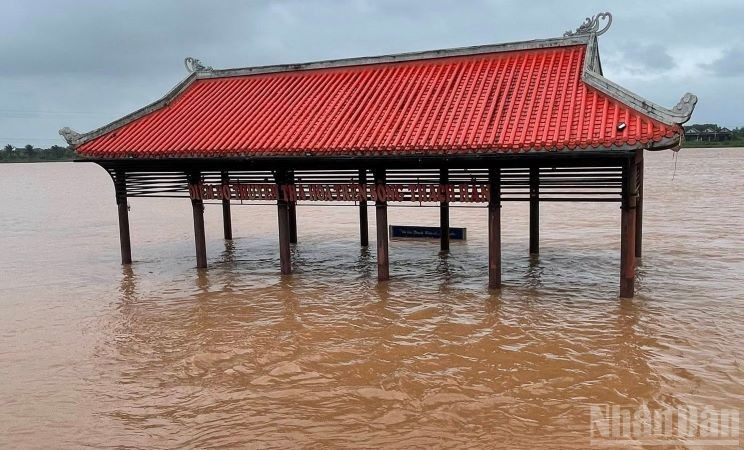 Đến chiều 28/10, mực nước trên sông Thạch Hãn đoạn qua phường Quảng Trị đạt 4,54m, vượt báo động 2 là 0,04mm.