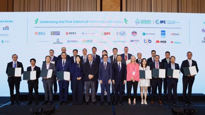 Đại diện các thành viên của Liên minh Ngân hàng thương mại xanh.