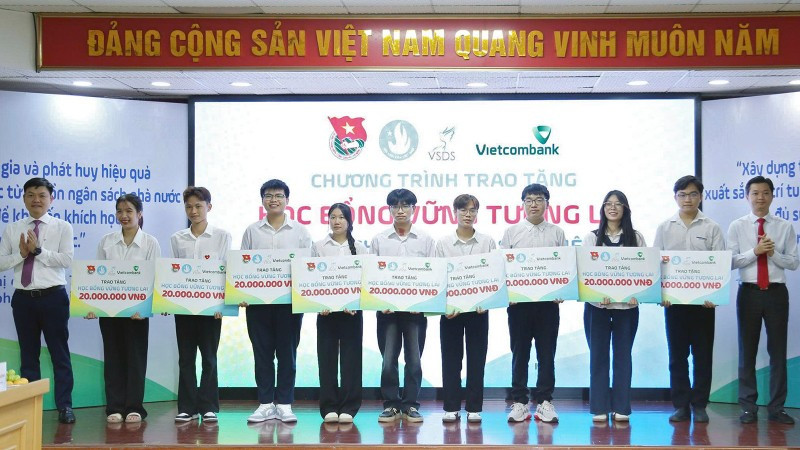 Bí thư Trung ương Đoàn, Chủ tịch Hội Sinh viên Việt Nam Nguyễn Minh Triết (ngoài cùng bên phải) cùng đại diện các đơn vị liên quan trao học bổng tặng học sinh, sinh viên vượt khó học tốt.