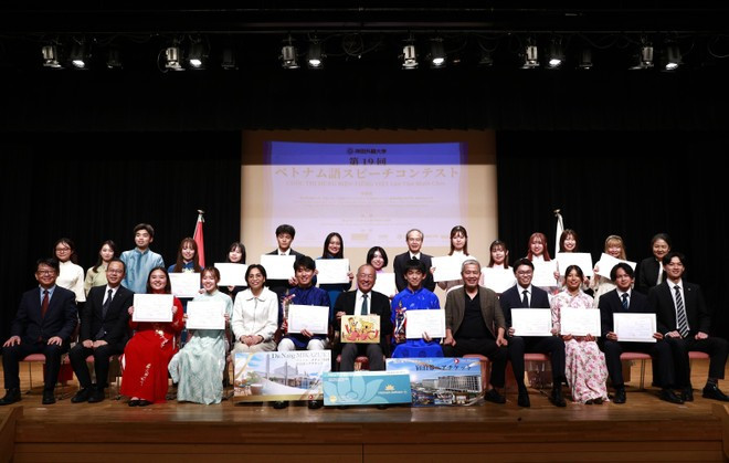 Ban tổ chức và các thí sinh chụp ảnh lưu niệm khép lại cuộc tranh tài lần thứ 19. (Ảnh: TTXVN)