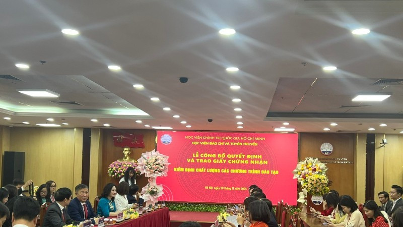 Lễ Công bố quyết định và trao chứng nhận kiểm định chất lượng của 12 chương trình đào tạo của Học viện Báo chí và Tuyên truyền theo quy định của Nhà nước.
