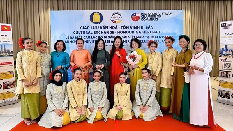Áo dài bắc chiếc cầu nối giao lưu văn hóa, tôn vinh di sản Việt Nam-Malaysia.