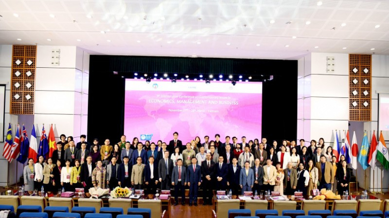 Các khách mời tham dự hội thảo: "Các vấn đề đương đại trong kinh tế, quản lý và kinh doanh” (CIEMB 2025) diễn ra trong ngày 27 và 28/11.