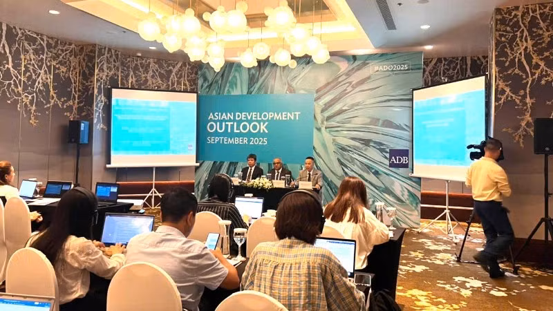 ADB dự báo tăng trưởng kinh tế Việt Nam lên 6,7%. 