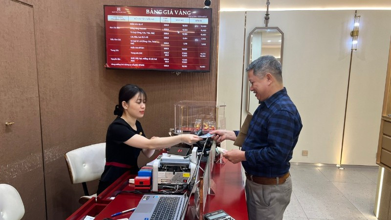 Người dân mua vàng ngày Vía Thần Tài.