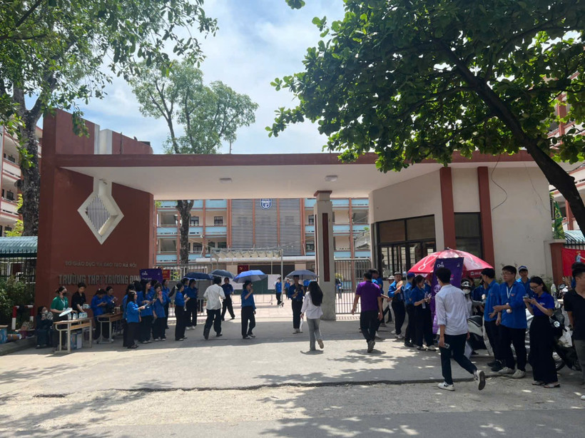 Học sinh chuẩn bị vào làm bài môn thi Toán chiều ngày 26/6.