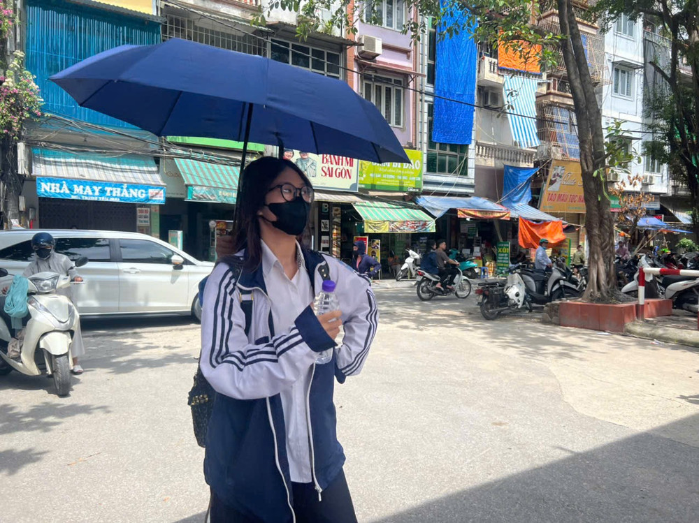 Nhiều học sinh bước vào môn thi Toán với tâm lý thoải mái, vững vàng. 6a6df208d6d6618838c77.jpg