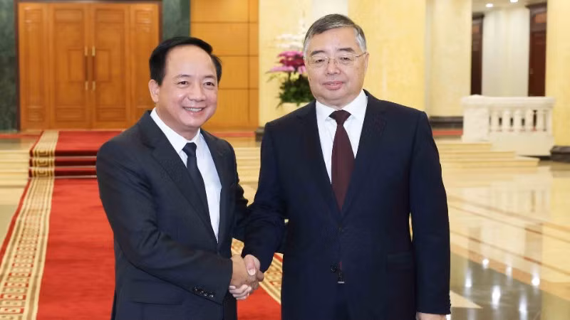 Đồng chí Trịnh Văn Quyết, Bí thư Trung ương Đảng, Trưởng Ban Tuyên giáo và Dân vận Trung ương và đồng chí Lý Thư Lỗi, Ủy viên Bộ Chính trị, Bí thư Ban Bí thư, Trưởng Ban Tuyên truyền Trung ương Đảng Cộng sản Trung Quốc. (Ảnh: TTXVN)