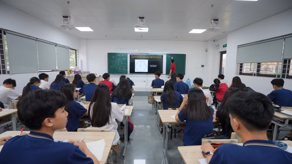 Học sinh trung học phổ thông trong giờ học (Ảnh minh họa: QUỲNH TRANG)