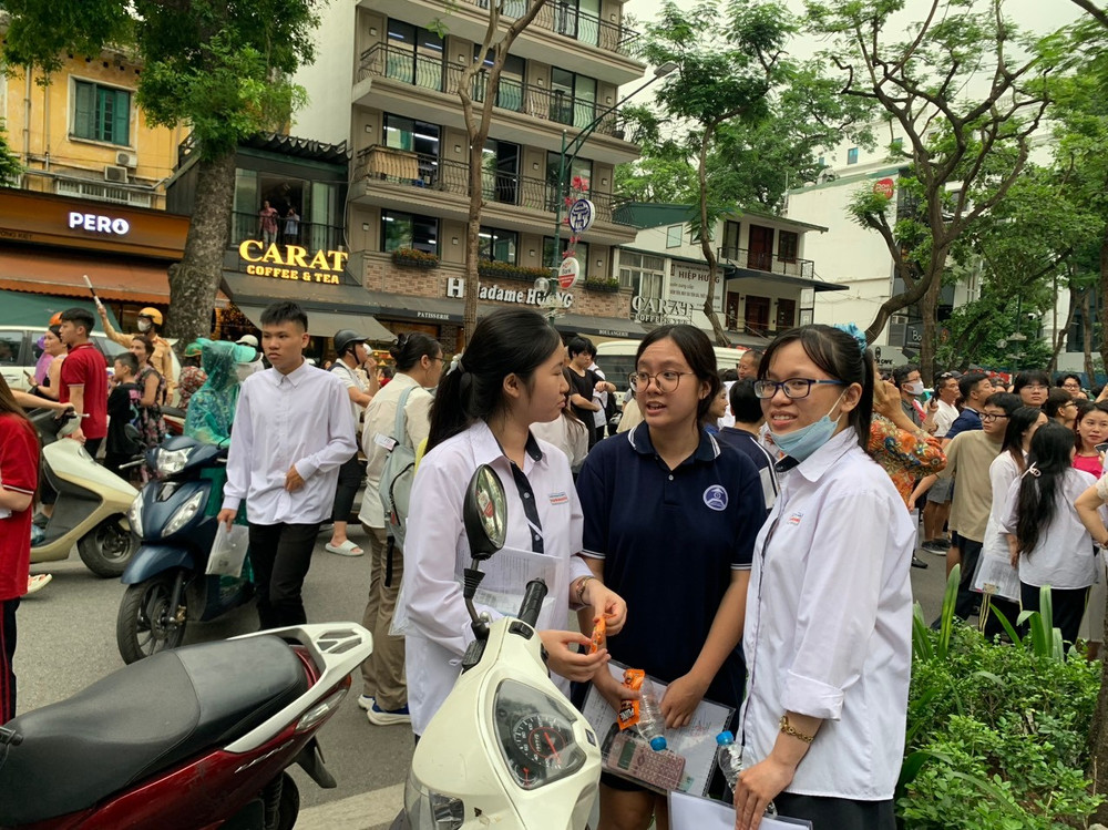 Thí sinh thảo luận về các môn tự chọn thuộc tổ hợp Khoa học tự nhiên. f64d8c68268a91d4c89b3.jpg