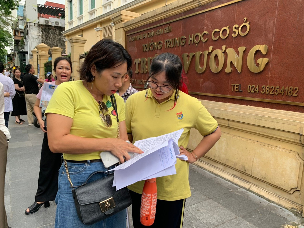 Phụ huynh và học sinh thảo luận đề thi môn tiếng Đức. 753a9d1637f480aad9e51.jpg