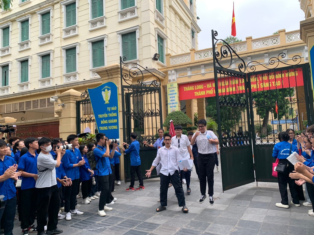Học sinh vui mừng khi hoàn thành bài thi. 1acf91be355c8202db4d.jpg