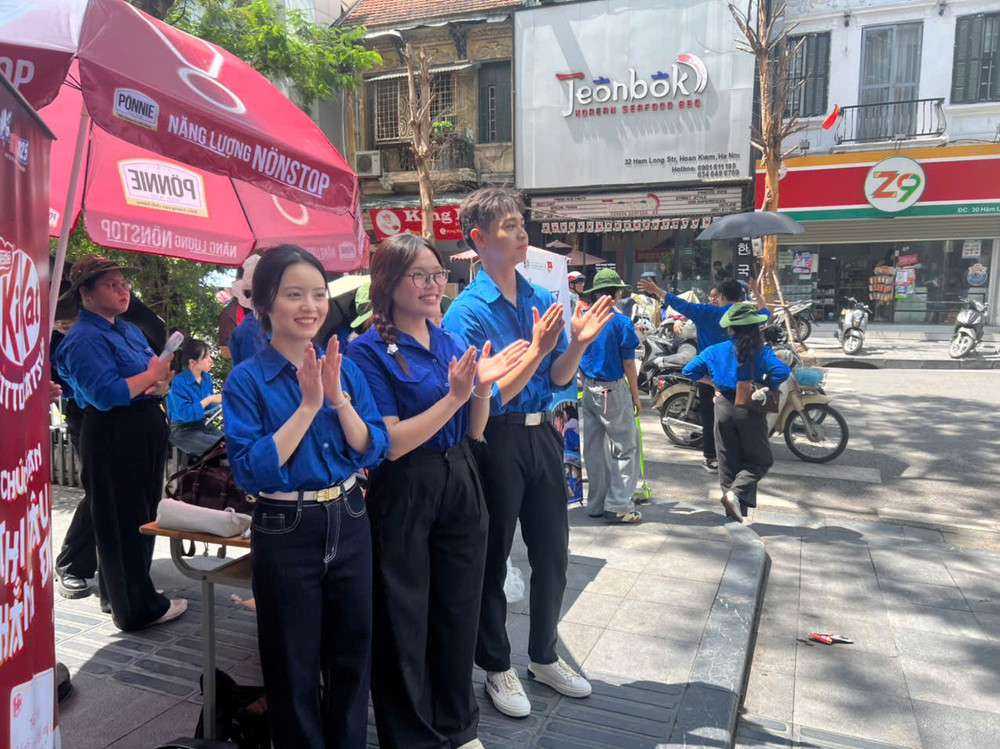 Các sinh viên tình nguyện tiếp sức mùa thi THPT năm 2025. 8e123652828735d96c965.jpg