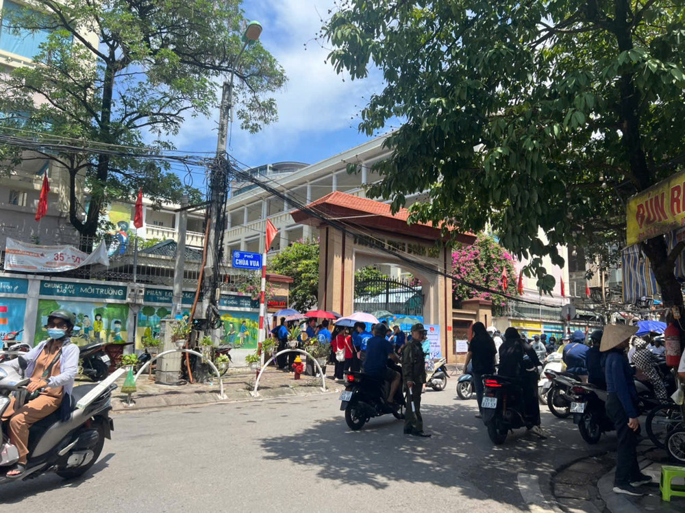 Lực lượng dân phòng tham gia điều tiết giao thông tại điểm thi. d1395657e28255dc0c937.jpg