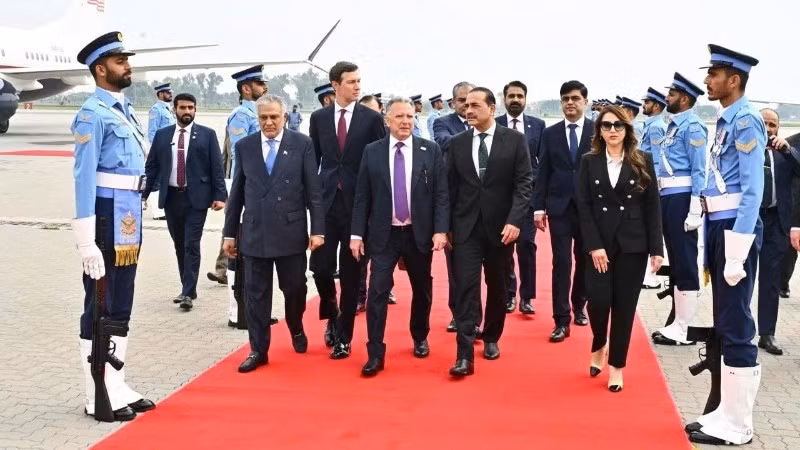 Ngoại trưởng Pakistan Ishak Dar (trái, phía trước) đón Phái đoàn Mỹ do đặc phái viên Steve Witkoff (thứ 3, trái) và ông Jared Kushner (thứ 2, trái) - con rể của Tổng thống Donald Trump tại Islamabad, ngày 11/4/2026. (Ảnh: Anadolu Agency/TTXVN)
