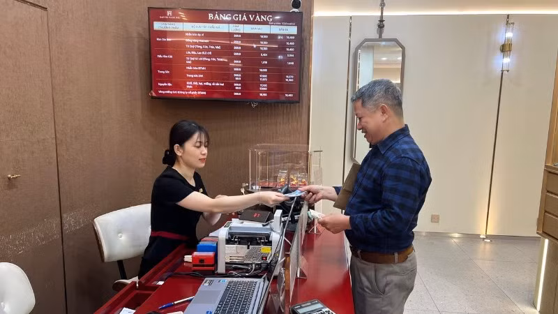 Người dân mua vàng ngày Vía Thần Tài.