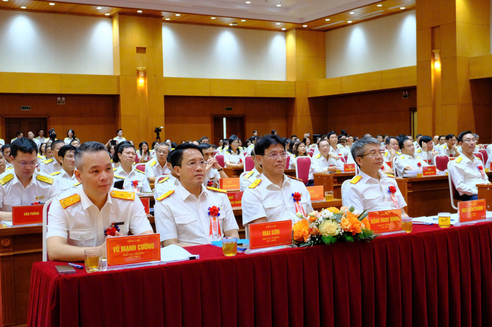 Đại biểu tham dự Hội nghị lắng nghe tham luận của các cơ quan thuế trên toàn quốc. 8ad2b629c40772592b16.jpg