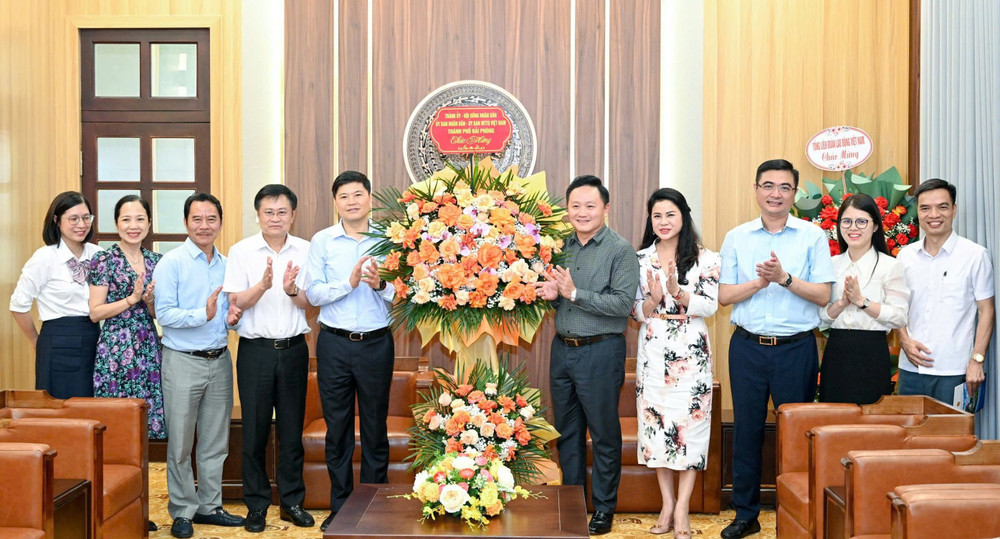 Ủy ban nhân dân thành phố Hải Phòng đến thăm và chúc mừng Báo Nhân Dân. (Ảnh: THẾ ĐẠI)