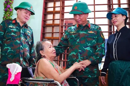 Trung tướng Hà Thọ Bình, Tư lệnh Quân khu 4 đến thăm, động viên và tặng quà cho nhân dân vùng bị ngập lụt.