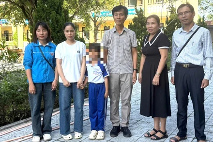 Học bổng “Tự lực vì chính tôi” đồng hành cùng trẻ em mồ côi sau mưa, lũ tại thành phố Huế.