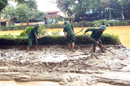 Khối lượng bùn đất lớn do mưa lũ để lại.
