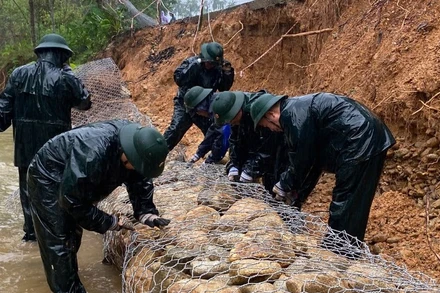 Các lực lượng khắc phục sạt lở bờ kè tại xã Hưng Lộc, thành phố Huế.