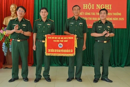 Bàn giao Cụm trưởng Cụm thi đua từ đồn Biên phòng cửa khẩu Hồng Vân cho đồn biên phòng Quảng Nhâm.