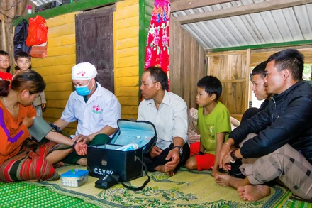 Quân Y - Ban chỉ huy Bộ đội Biên phòng thành phố Huế khám bệnh cho người dân bản Sê Sáp (Lào).