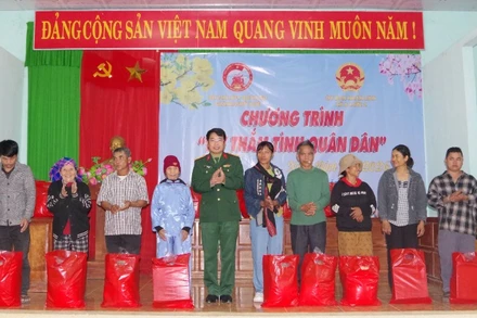Đại tá Hà Văn Ái - Phó Chính ủy Bộ Chỉ huy Quân sự thành phố Huế và lãnh đạo địa phương tặng quà cho bà con. 