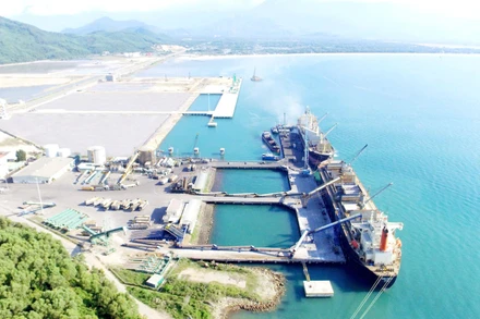 Cảng Chân Mây vẫn phụ thuộc nhiều vào Quốc lộ 1A và các tuyến tỉnh lộ nhỏ hẹp.