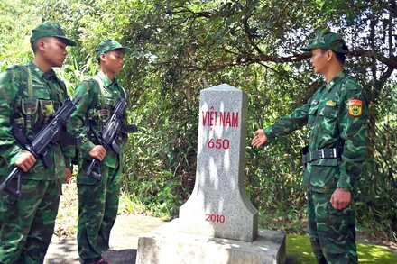 Bên cột mốc giữa núi rừng, những kiến thức, kinh nghiệm bảo vệ cột mốc được thế hệ trước trao lại, tiếp nối truyền thống giữ gìn chủ quyền biên giới quốc gia.