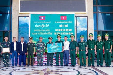 Trao hỗ trợ cho các hộ dân bản Ta Lui.