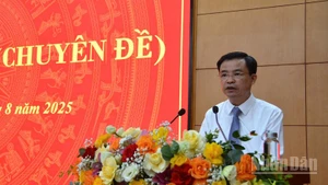 Đồng chí Bế Thanh Tịnh, Chủ tịch Hội đồng nhân dân tỉnh Cao Bằng phát biểu ý kiến tại kỳ họp.